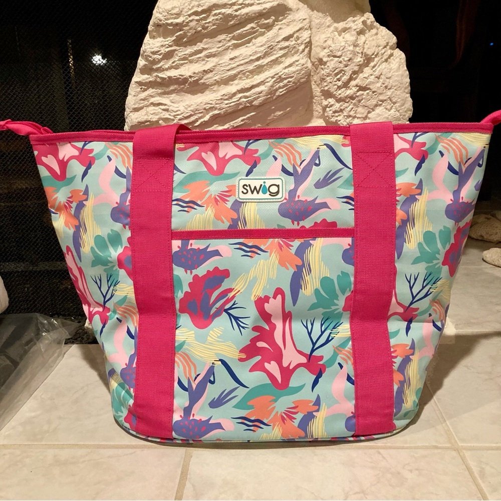 BEACH READY!! NWT Swig Life Zippi 36 cooler bag in Paradise or “under the Sea”